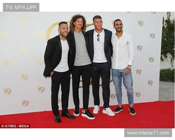 苏亚雷斯一家与梅西妻子共赏夏奇拉演唱会 温馨合影记录难忘时刻